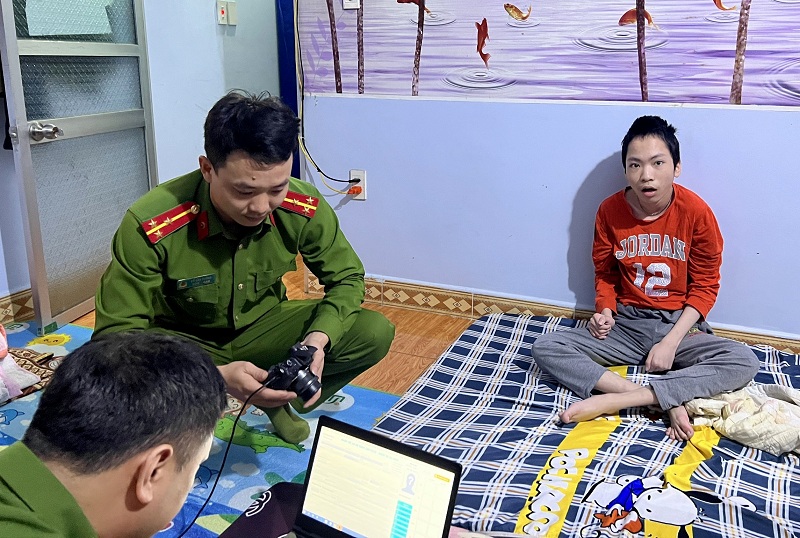 Công an quận Hồng Bàng đẩy nhanh tiến độ cấp CCCD cho học sinh lớp 9 và trẻ em tàn tật